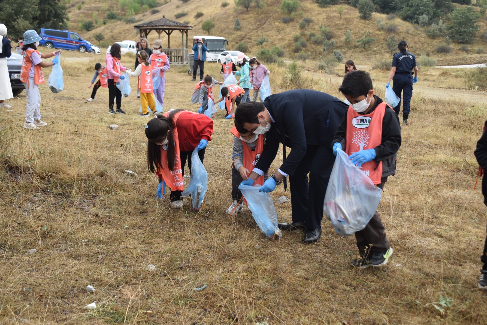 Sinanpaşa’da öğrenciler çevre temizliği yaptı