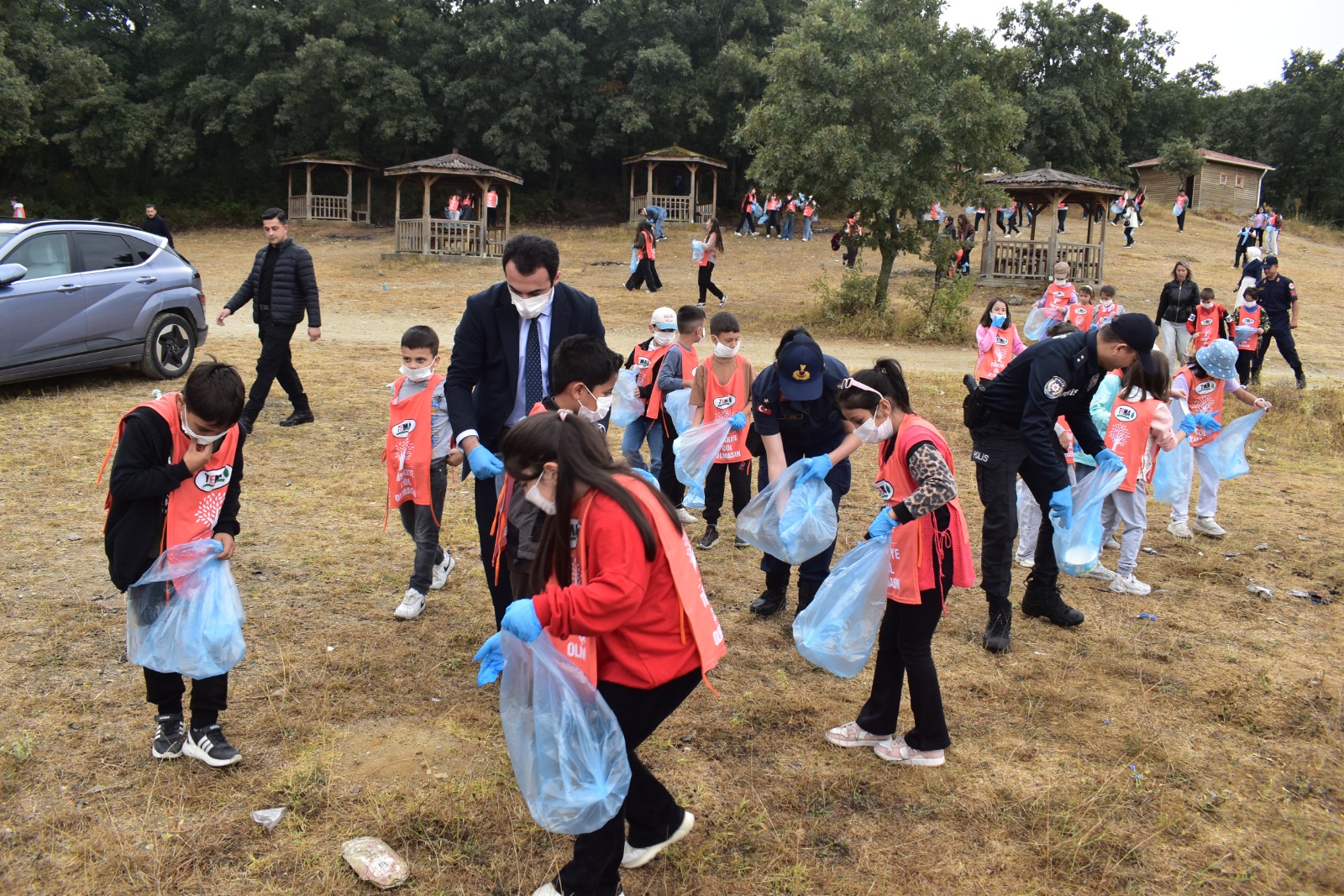 Sinanpaşa’da öğrenciler çevre temizliği yaptı