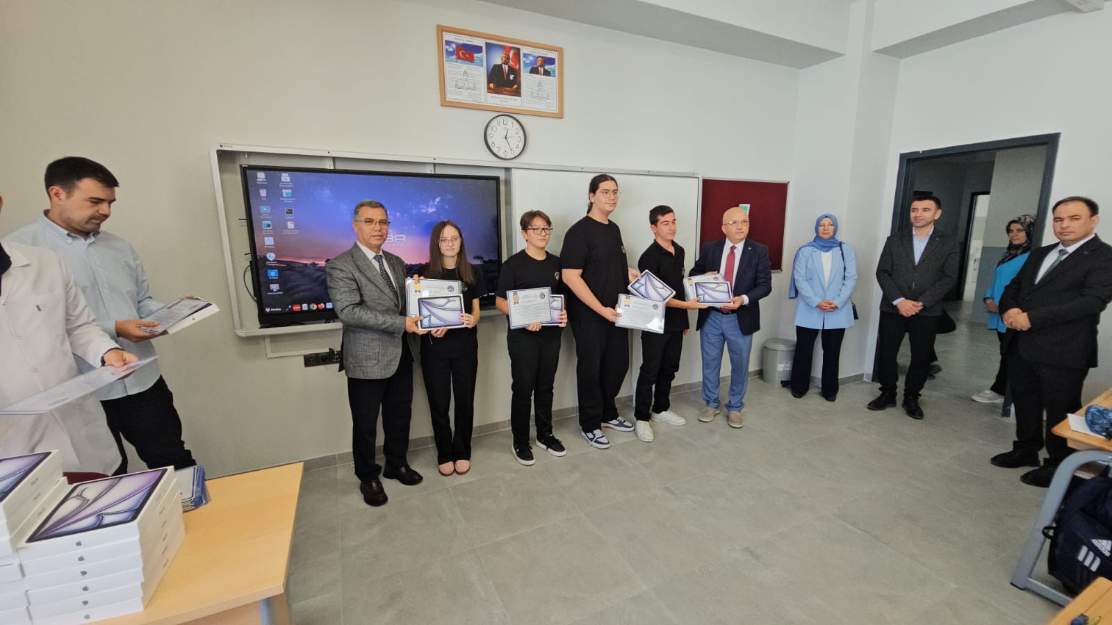 Ahmet Ömer Koca Şaban Fen Lisesi'nin ilk öğrencilerine tablet ve teşekkür belgesi