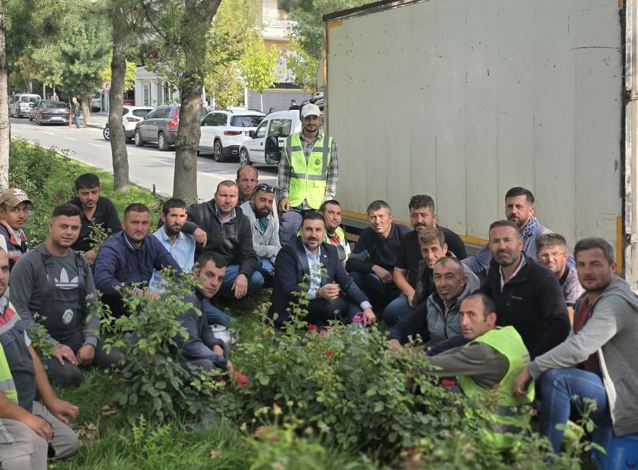Özgür Kavak sahada emek verenlerle çay molası verdi!