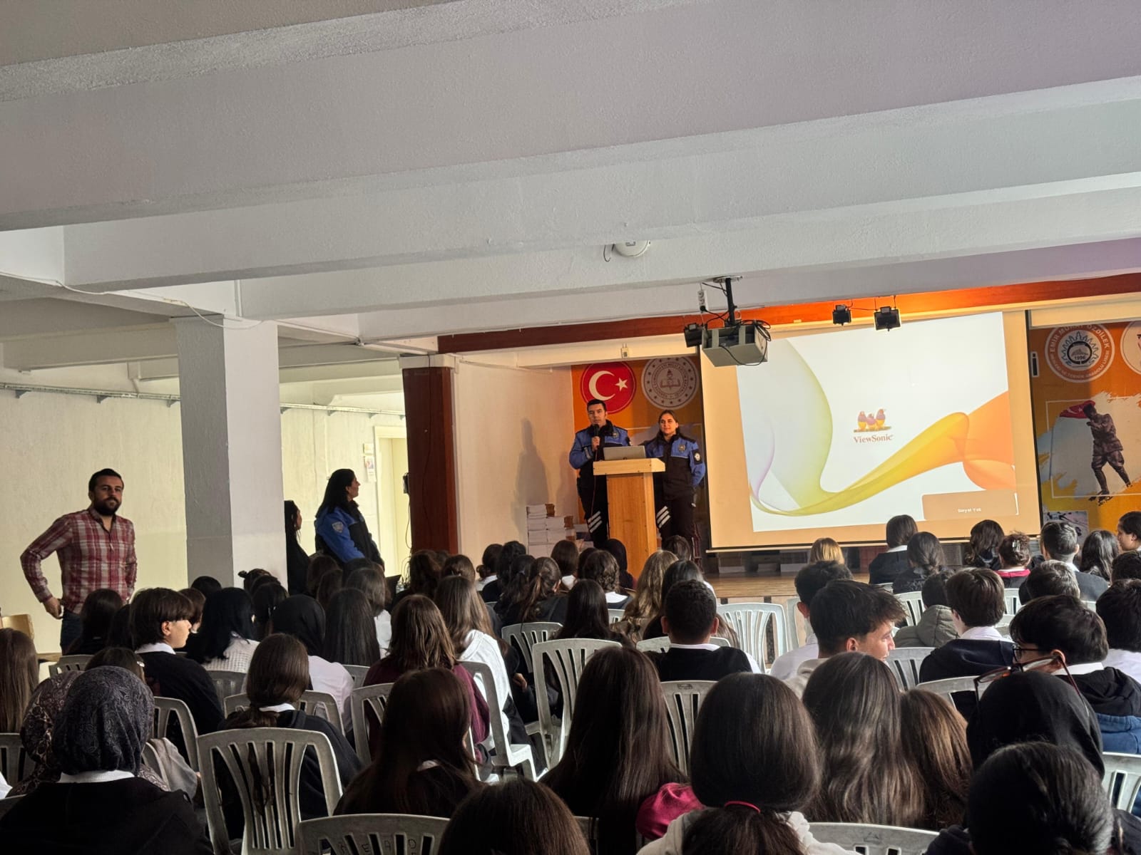 Polis ekipleri öğrencilere polislik mesleğini anlattı