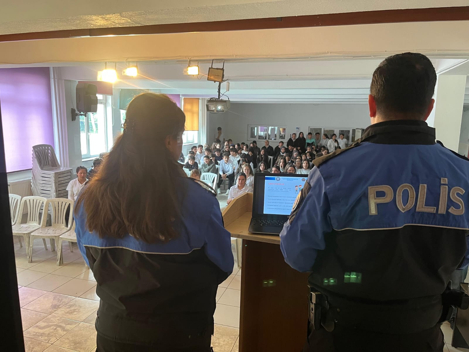 Polis ekipleri öğrencilere polislik mesleğini anlattı