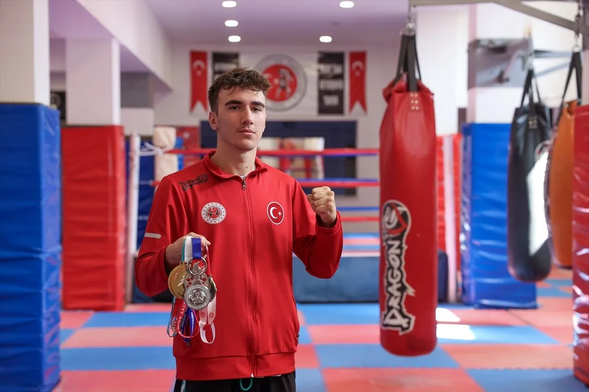 Antrenörsüz dünya ikincisi olan milli sporcunun hedefi zirve