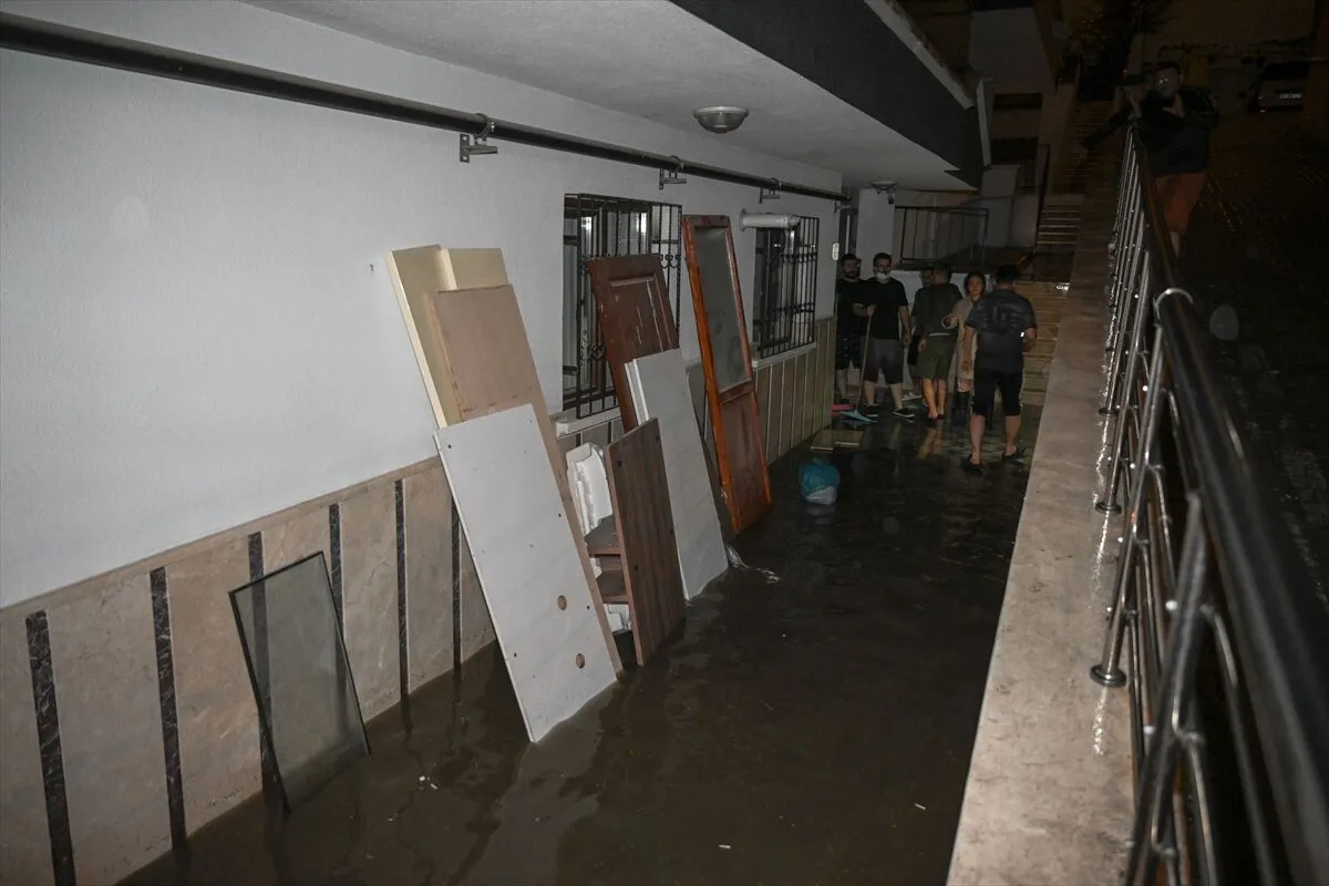 Ankara'da sağanak nedeniyle bazı binaları su bastı