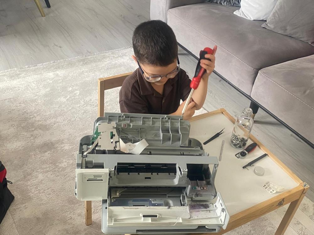 Yaşıtları oyuncaklarla oynarken 4 yaşındaki Eymen elektronik aletleri söküp inceliyor