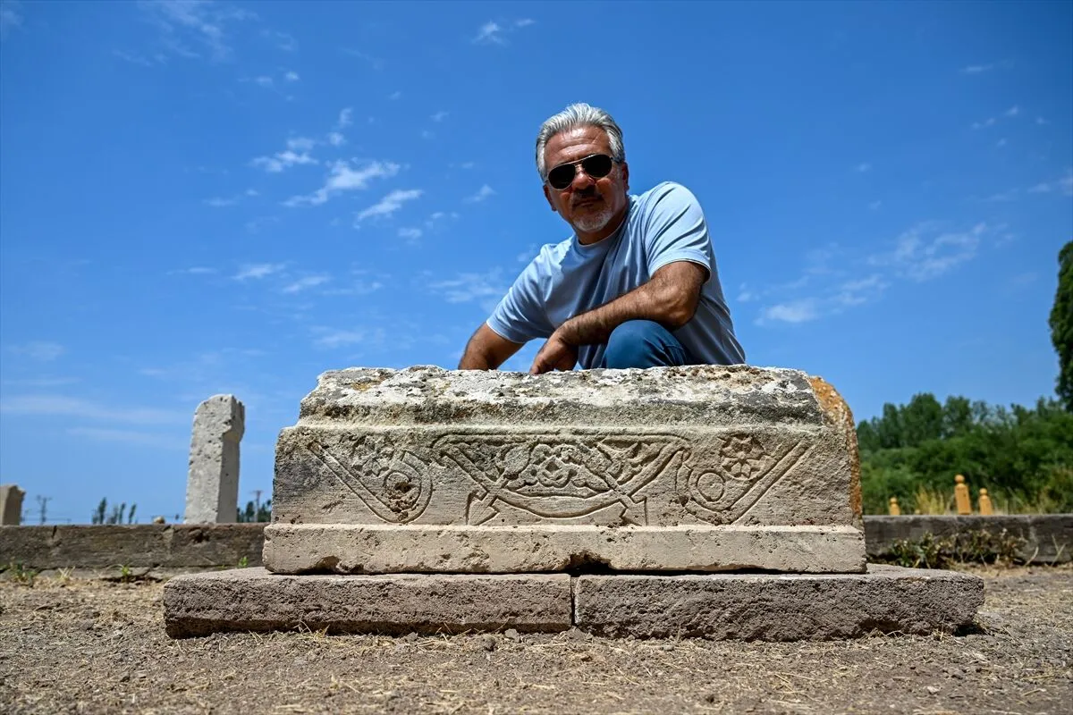 Gevaş'ta 700 yıllık mezarlıkta çocuk mezarı bulundu