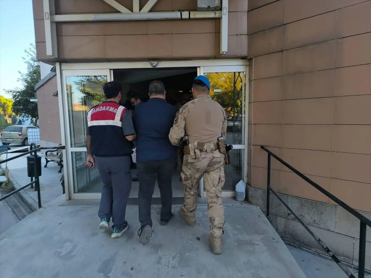 İzmir'de FETÖ operasyonunda 21 şüpheli yakalandı