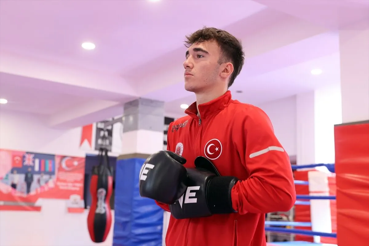 Antrenörsüz dünya ikincisi olan milli sporcunun hedefi zirve