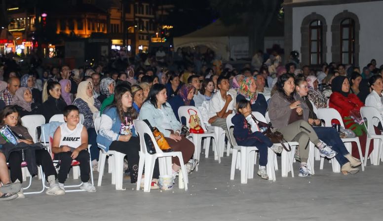 Afyonkarahisar’da açık hava sinema akşamında “Babam ve Oğlum” izlendi