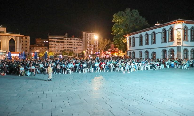 Afyonkarahisar’da açık hava sinema akşamında “Babam ve Oğlum” izlendi