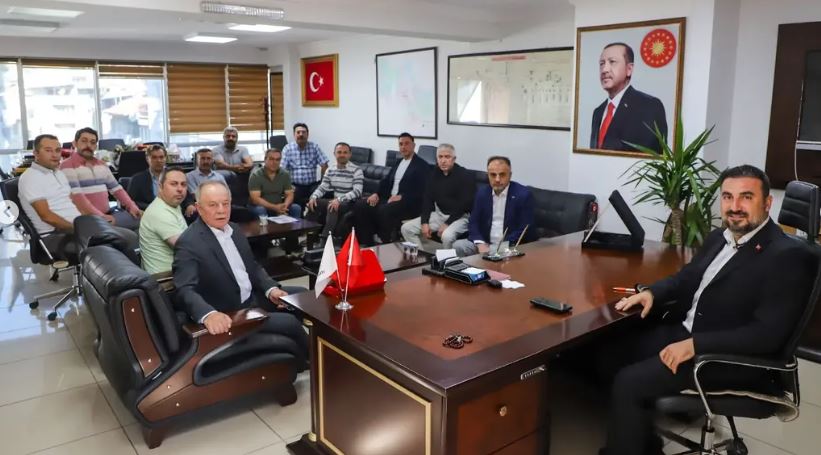 Türk-İş heyetinden Özgür Kavak’a hayırlı olsun ziyareti 1 Türk-İş heyetinden Özgür Kavak’a hayırlı olsun ziyareti