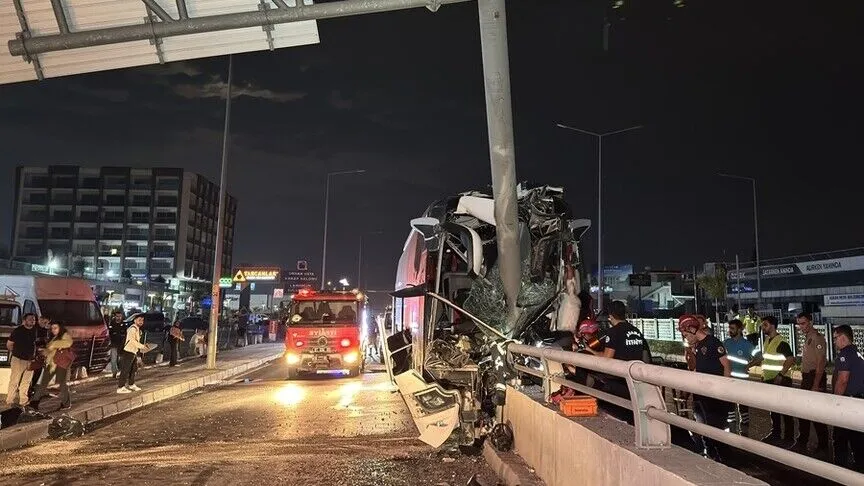 Adana’da yolcu otobüsünün tabela direğine çarpması sonucu 11 kişi yaralandı