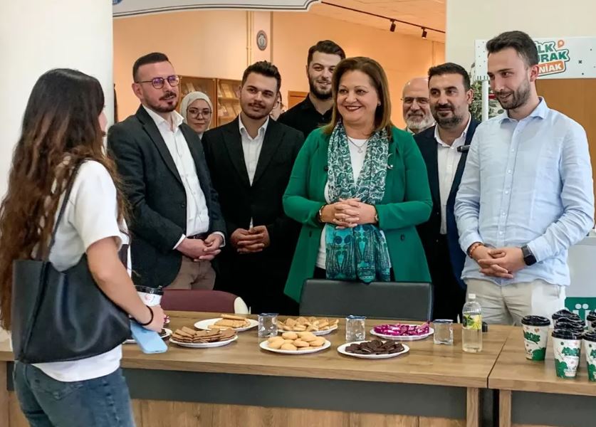 Kavak ve Köksal, ÜniAK standında gençlerle buluştu