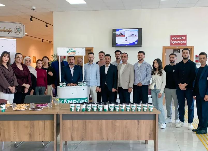Kavak ve Köksal, ÜniAK standında gençlerle buluştu