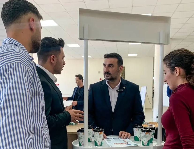 Kavak ve Köksal, ÜniAK standında gençlerle buluştu