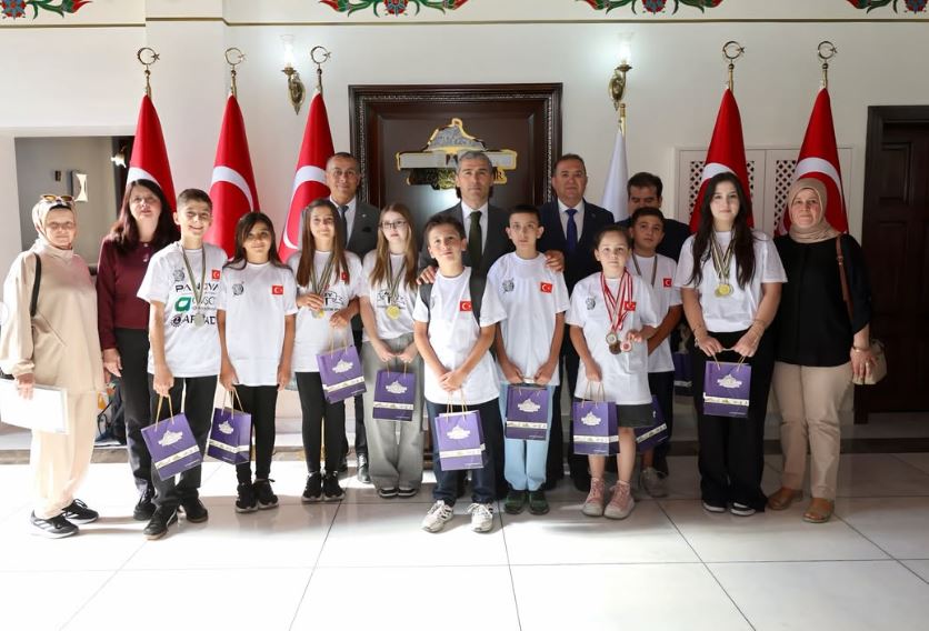 Dünya şampiyonasından dereceyle dönen öğrenciler Vali Aktaş’ı ziyaret etti