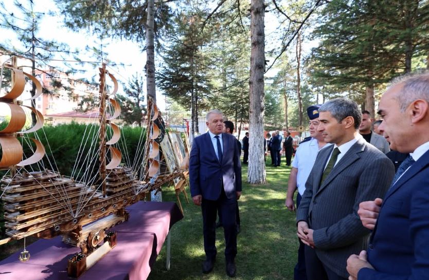 Vali Aktaş, “Dijital Adımlarla Özgürlük” projesi sergisini ziyaret etti