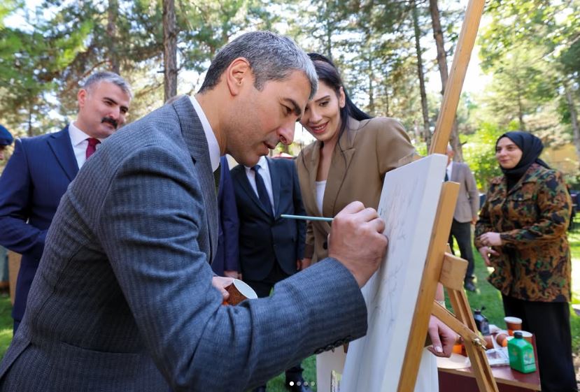 Vali Aktaş, “Dijital Adımlarla Özgürlük” projesi sergisini ziyaret etti