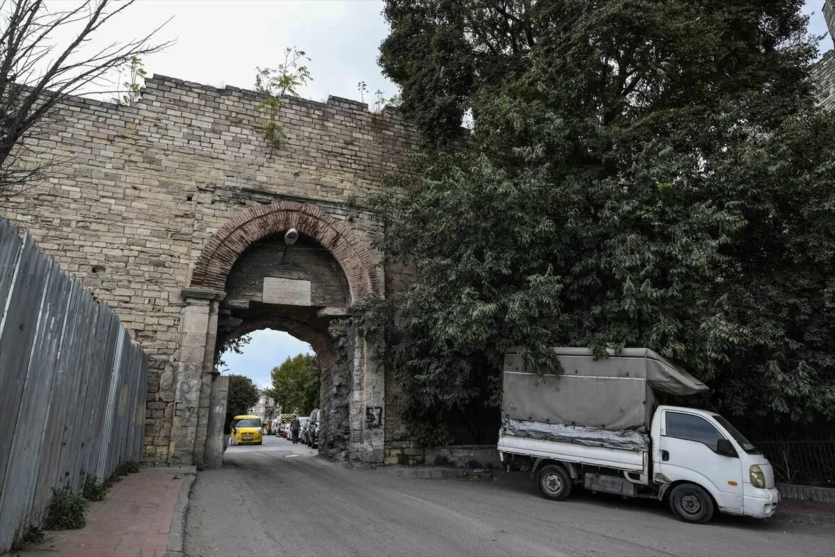 Bizans ve Osmanlı'nın izlerini bir arada taşıyan Yedikule Kapısı