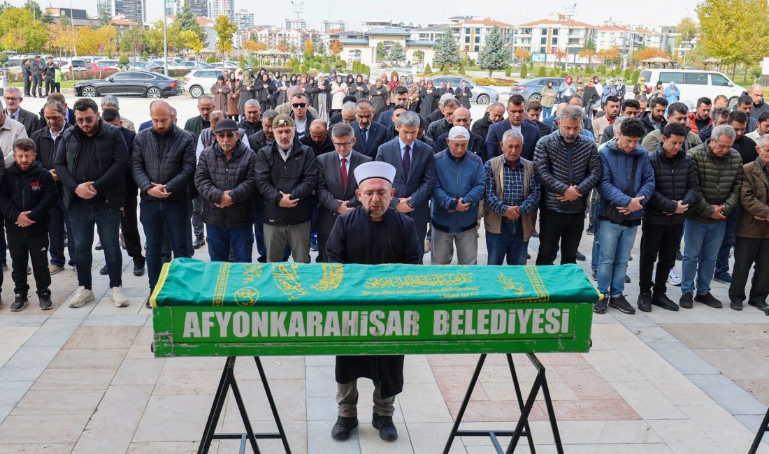Paşa Camii’nde kılınan cenaze namazına katılan Vali Aktaş, merhum Mustafa