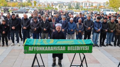 Paşa Camii’nde kılınan cenaze namazına katılan Vali Aktaş, merhum Mustafa