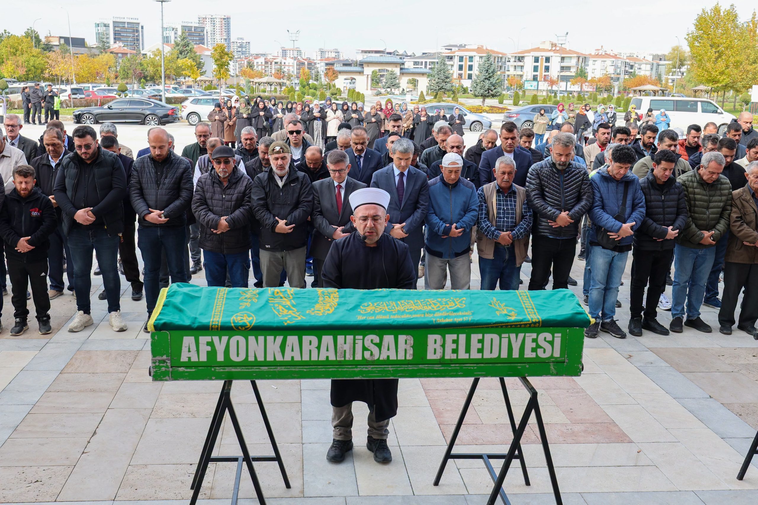 Paşa Camii’nde kılınan cenaze namazına katılan Vali Aktaş, merhum Mustafa