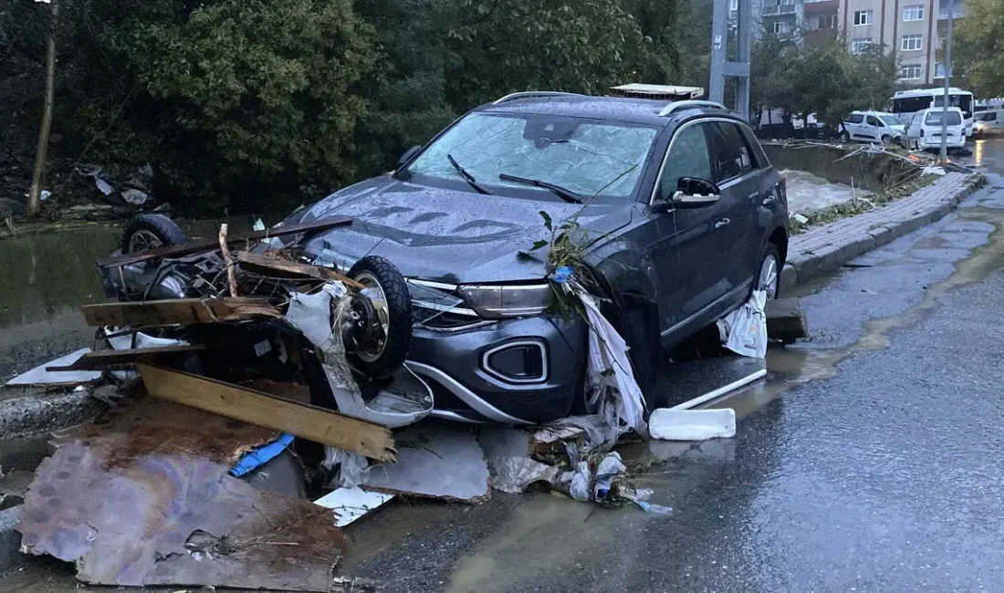 Megakentte yaşanan aşırı yağışlar ve su baskınları, yollarda ve otoparklarda
