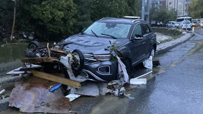Megakentte yaşanan aşırı yağışlar ve su baskınları, yollarda ve otoparklarda