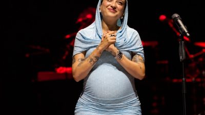 Kendine has yorumu, unutulmaz şarkıları ve sahne performanslarıyla geniş bir