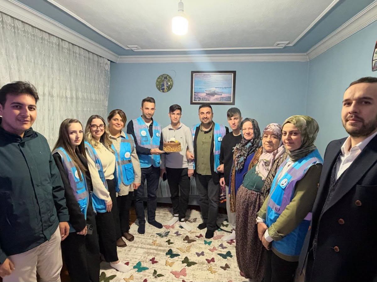 18 yaşına giren gençlere doğum günü sürprizi