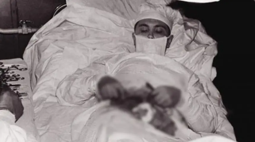 Doktor kendini ameliyat etmek zorunda kaldı