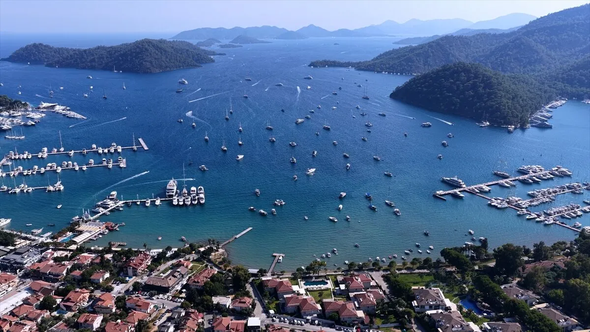 Bakan Kurum, Fethiye'deki deniz süpürgesi ve atık alım gemisinden görüntüler paylaştı