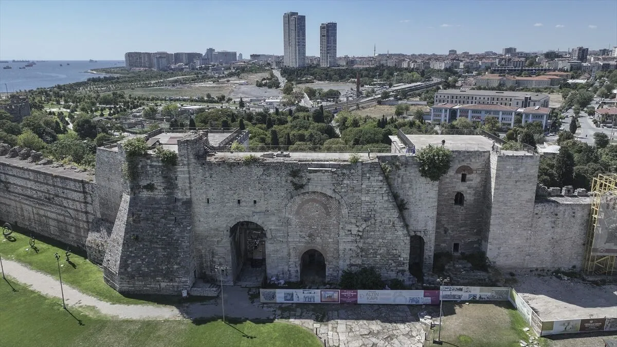 İmparatorların zafer törenlerinden Yedikule'ye uzanan 1600 yıllık Altın Kapı