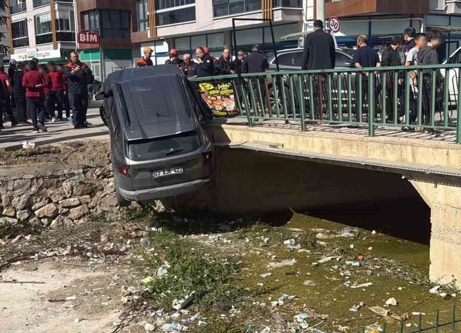 Afyonkarahisar’da 3 aracın karıştığı zincirleme trafik kazasında çarpışmanın etkisi ile