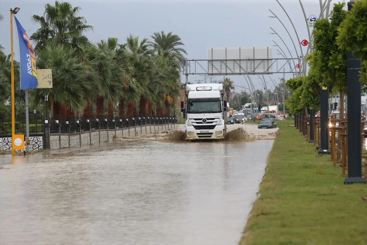 Hatay'ın Arsuz ilçesinde sağanak ve dolu etkili oldu