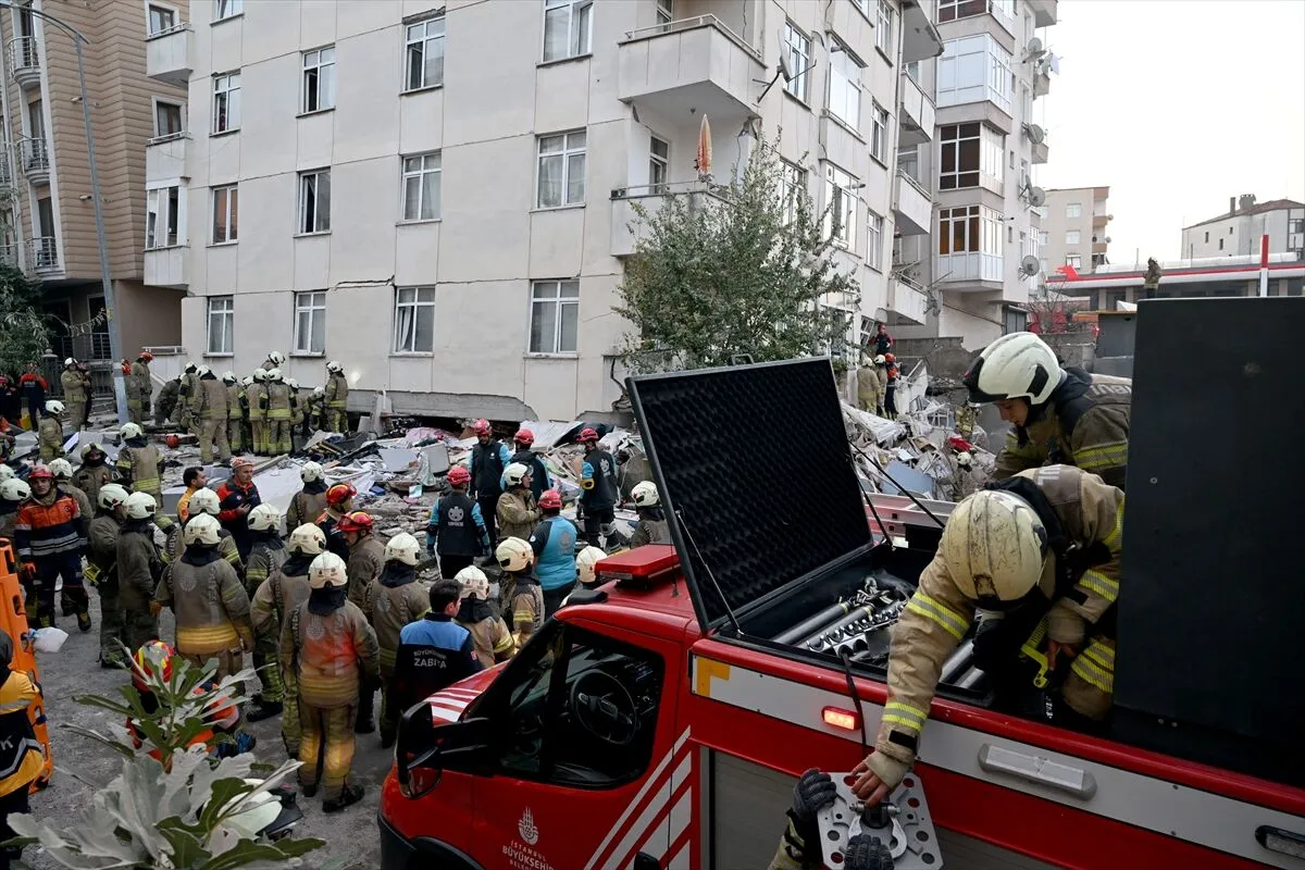 7 Katlı bina çöktü, kurtarma çalışmaları devam ediyor