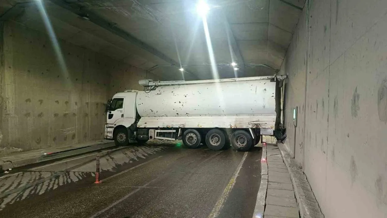 Malatya’da yakıt tankeri tüneli kilitledi: Erkenek tüneli trafiğe kapatıldı