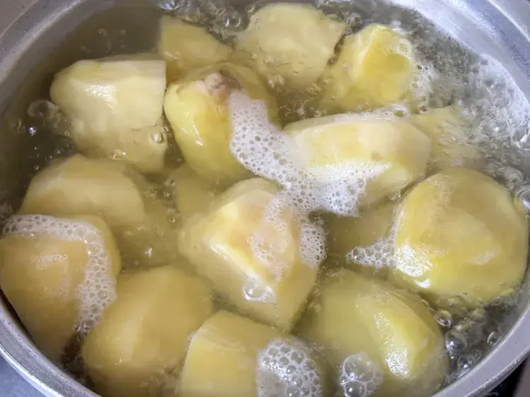 Patates haşlarken tencereden çıkarıldığı anda ezilip parçalanması veya salata hazırlarken
