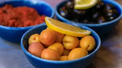 Kahvaltı sofralarında siyah zeytinden vazgeçemeyenler ile yeşil zeytin severler arasındaki