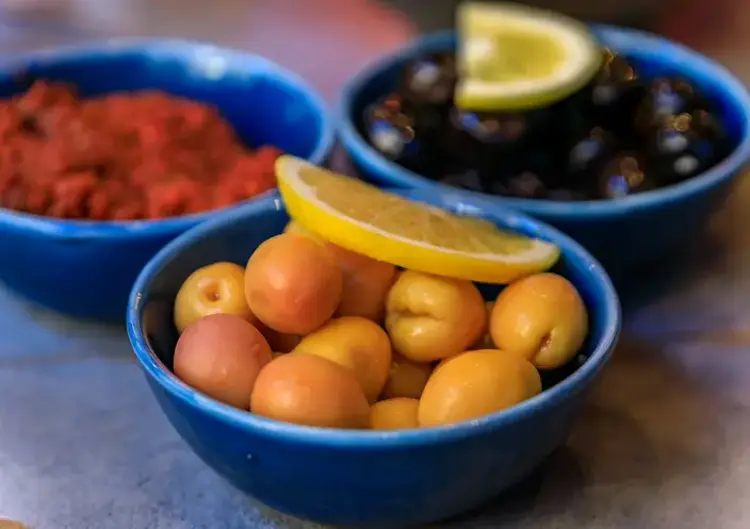 Kahvaltı sofralarında siyah zeytinden vazgeçemeyenler ile yeşil zeytin severler arasındaki