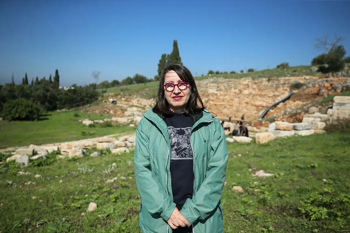 Gölyazı'daki antik tiyatroda seyirci basamaklarının arasında mezar bulundu
