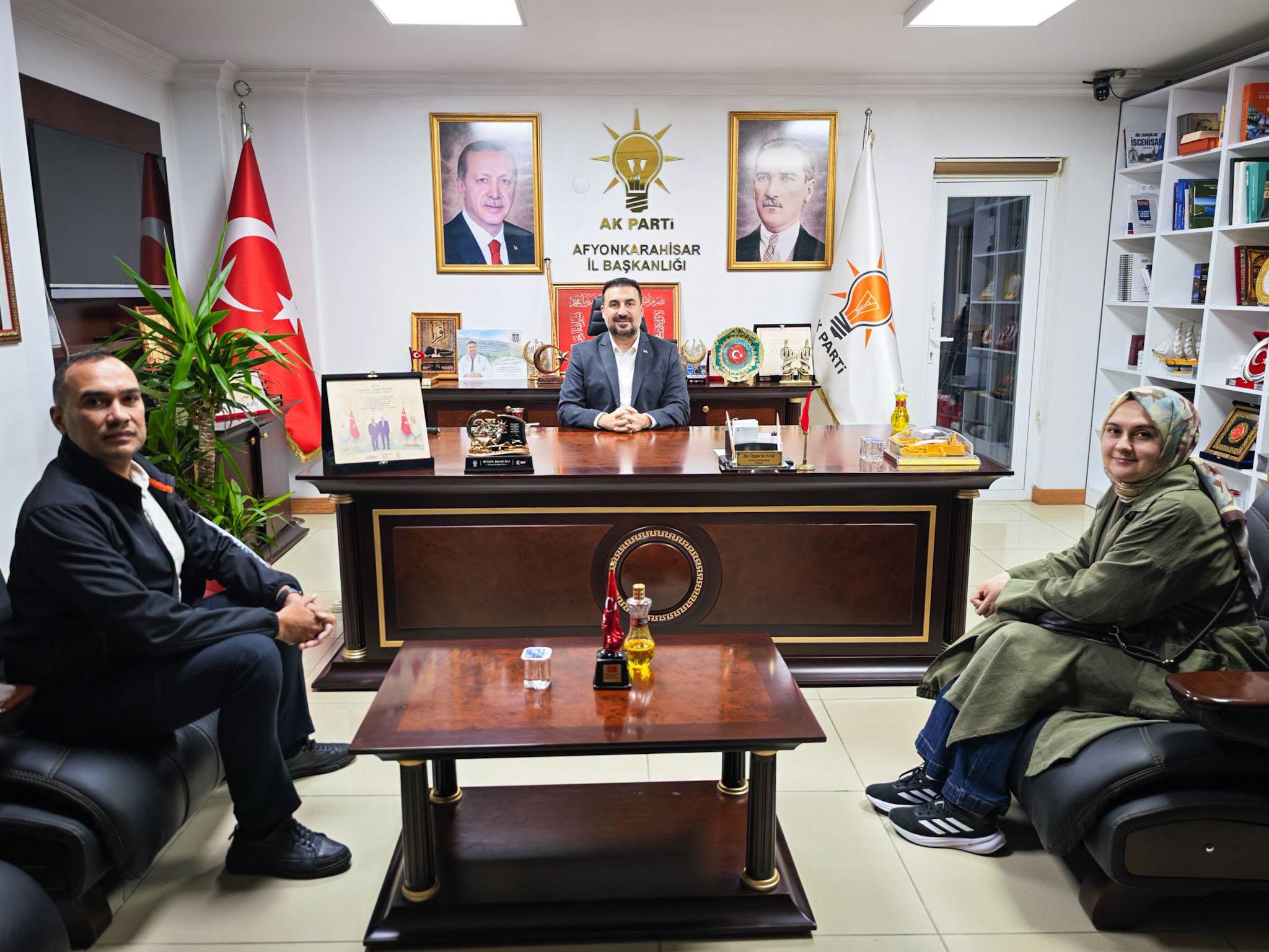 Özgür Kavak güne parti binasında başladı