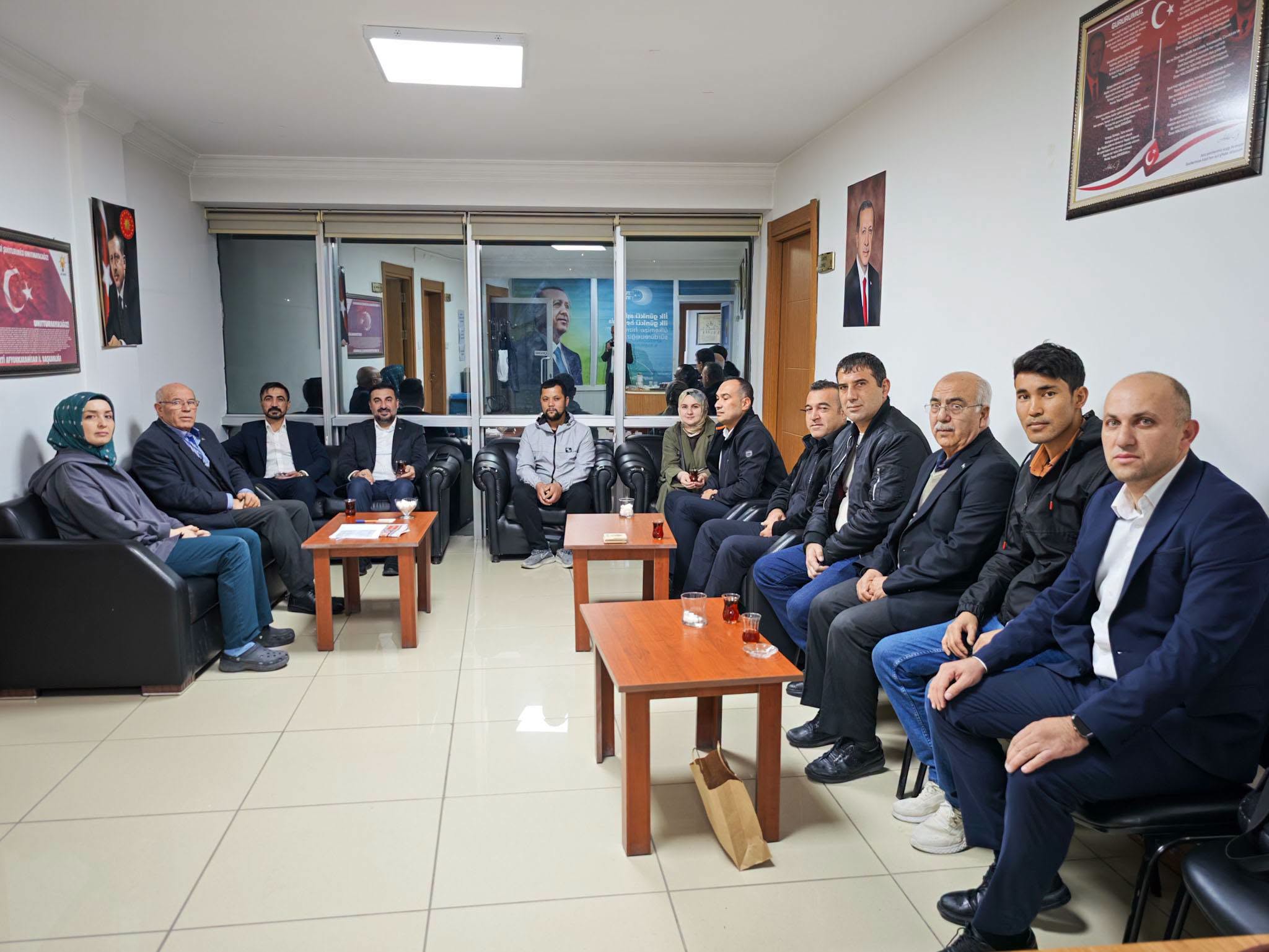 Özgür Kavak güne parti binasında başladı