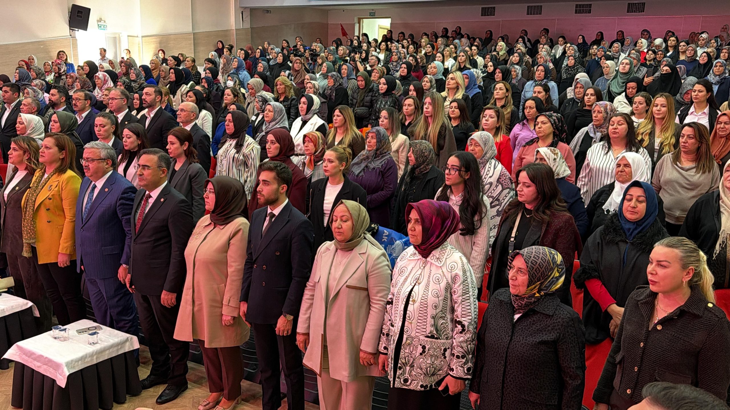 AK kadınlar Afyon’da salonu doldurdu