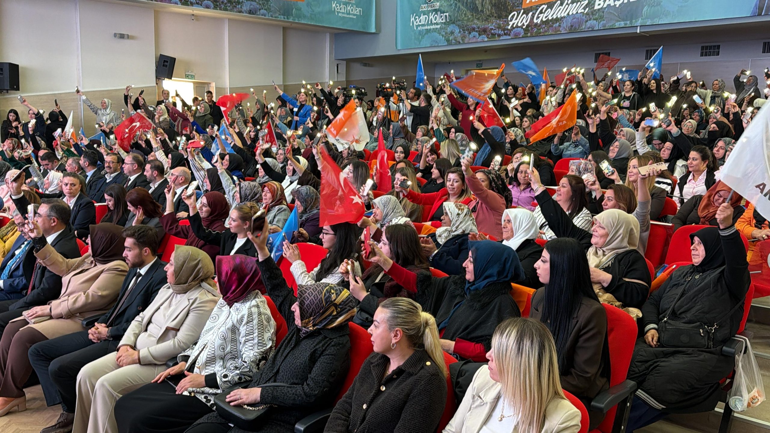 AK kadınlar Afyon’da salonu doldurdu