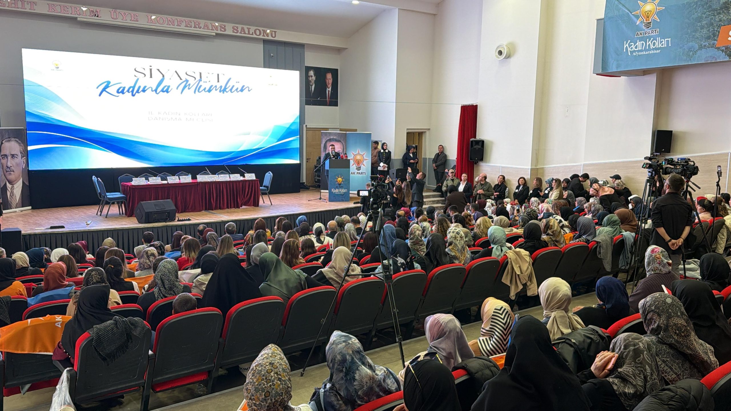 AK kadınlar Afyon’da salonu doldurdu