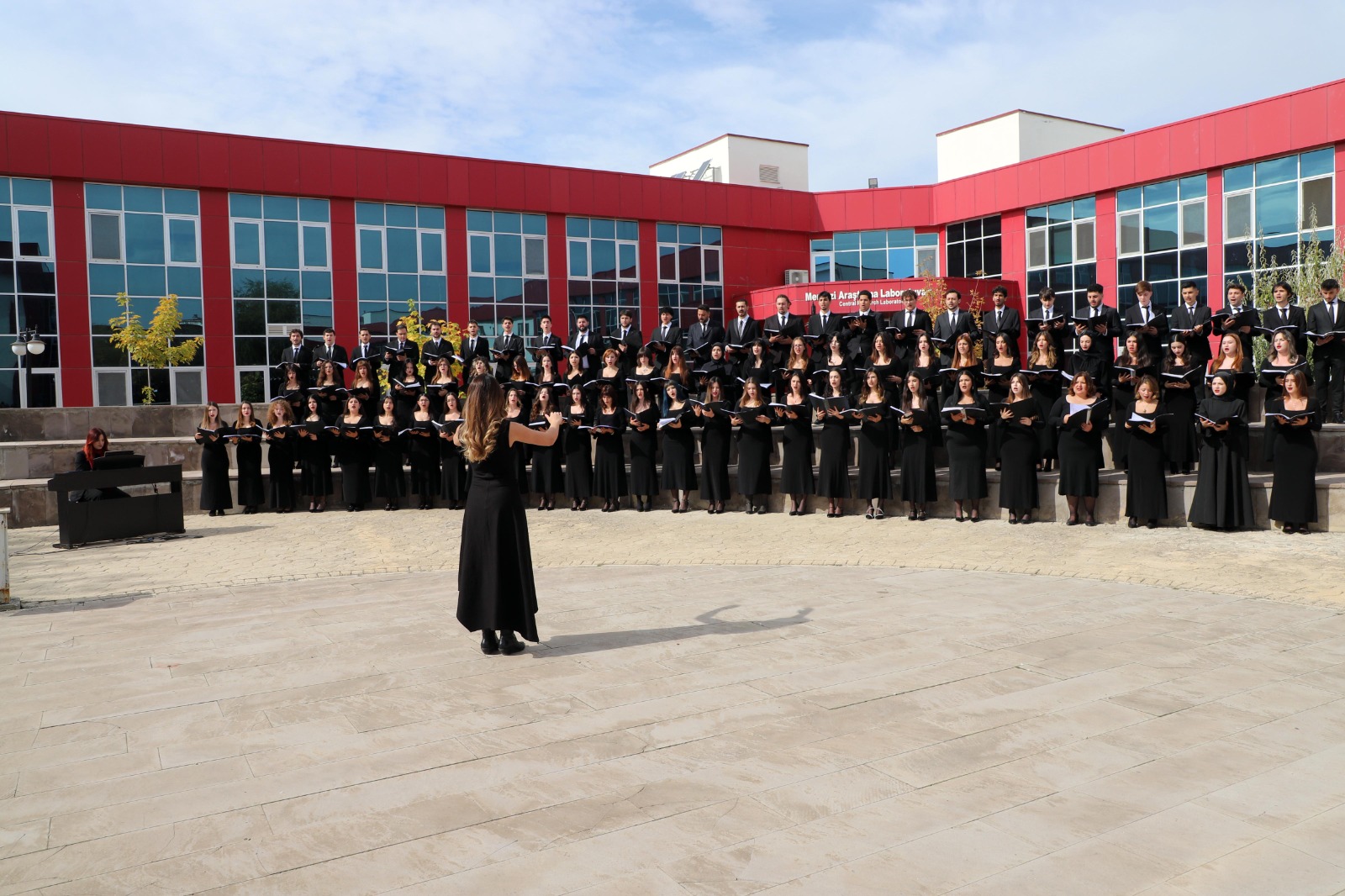 AKÜ’de Cumhuriyet’in 103. yılı konserle kutlandı