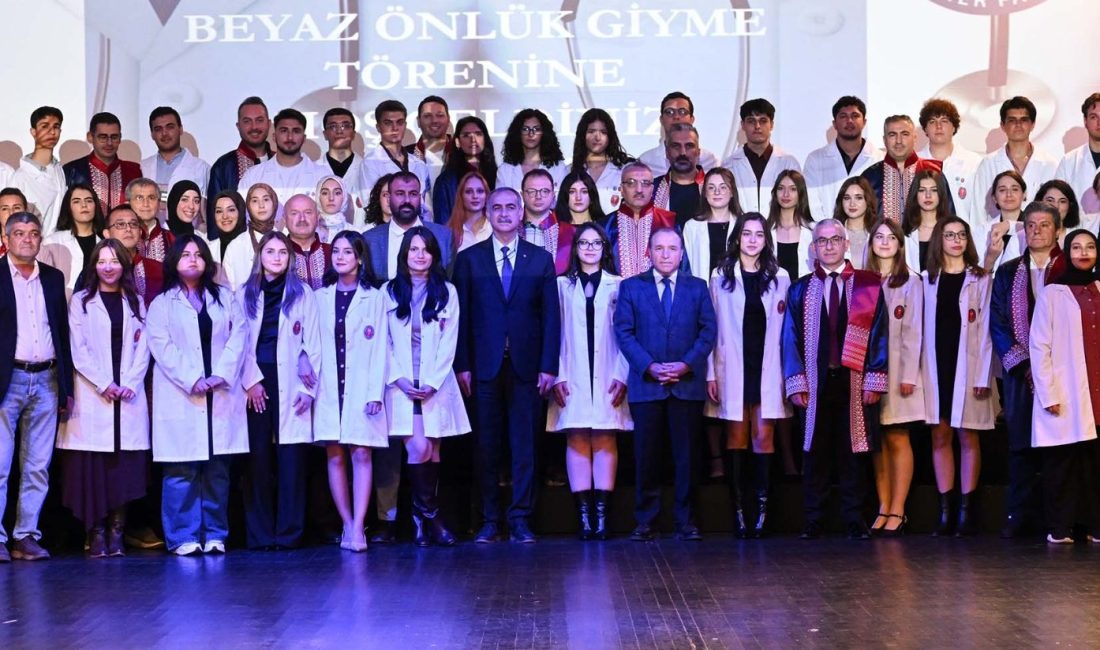 Törende konuşan AKÜ Rektörü Prof. Dr. Mehmet Karakaş, veteriner hekimliğin