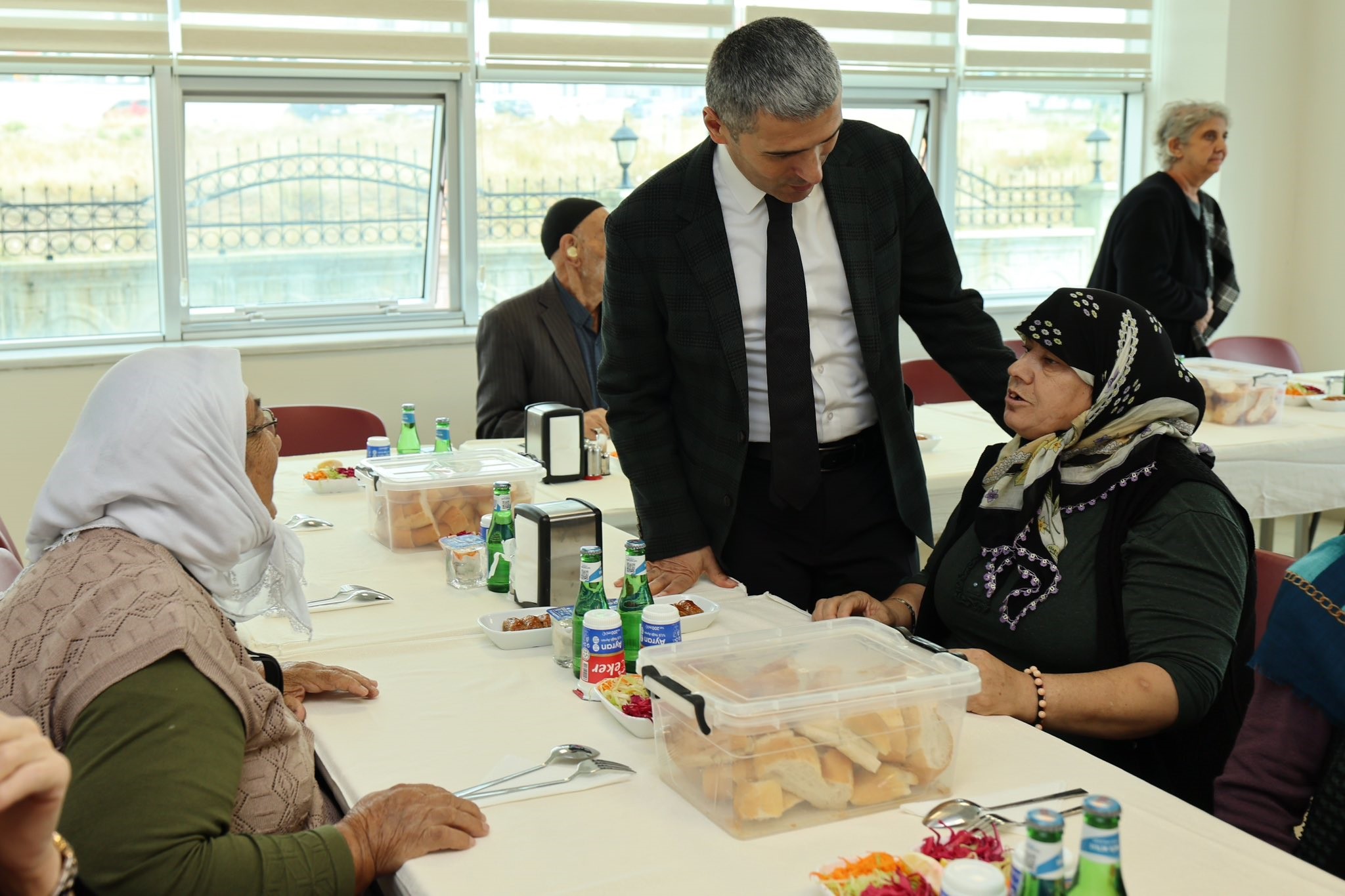 Vali Aktaş yaşlı vatandaşlara elleriyle yemek ikramı yaptı