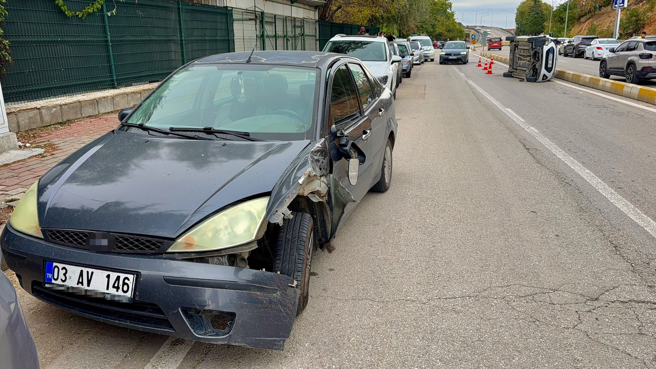 Devrilen otomobilden şans eseri burnu bile kanamadan çıktı